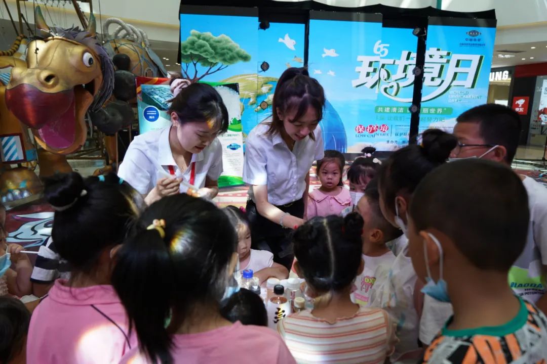 2022年6月3日，华体官方网页版_华体(中国)所属东华天业公司联合新疆建设兵团第八师石河子市生态环境局在新疆万达商场举办“共建清洁美丽世界”六五环境日公益宣传活动