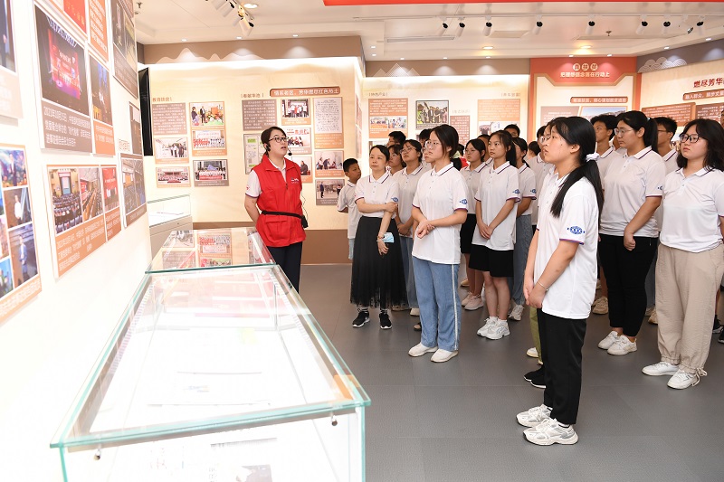 2022年8月13-14日，组织20余名革命老区优秀中学生，走进华体官方网页版_华体(中国)开展“致敬时代楷模，争当国之栋梁”的研学活动，同时前往安徽名人馆、安徽创新馆参观学习（1）
