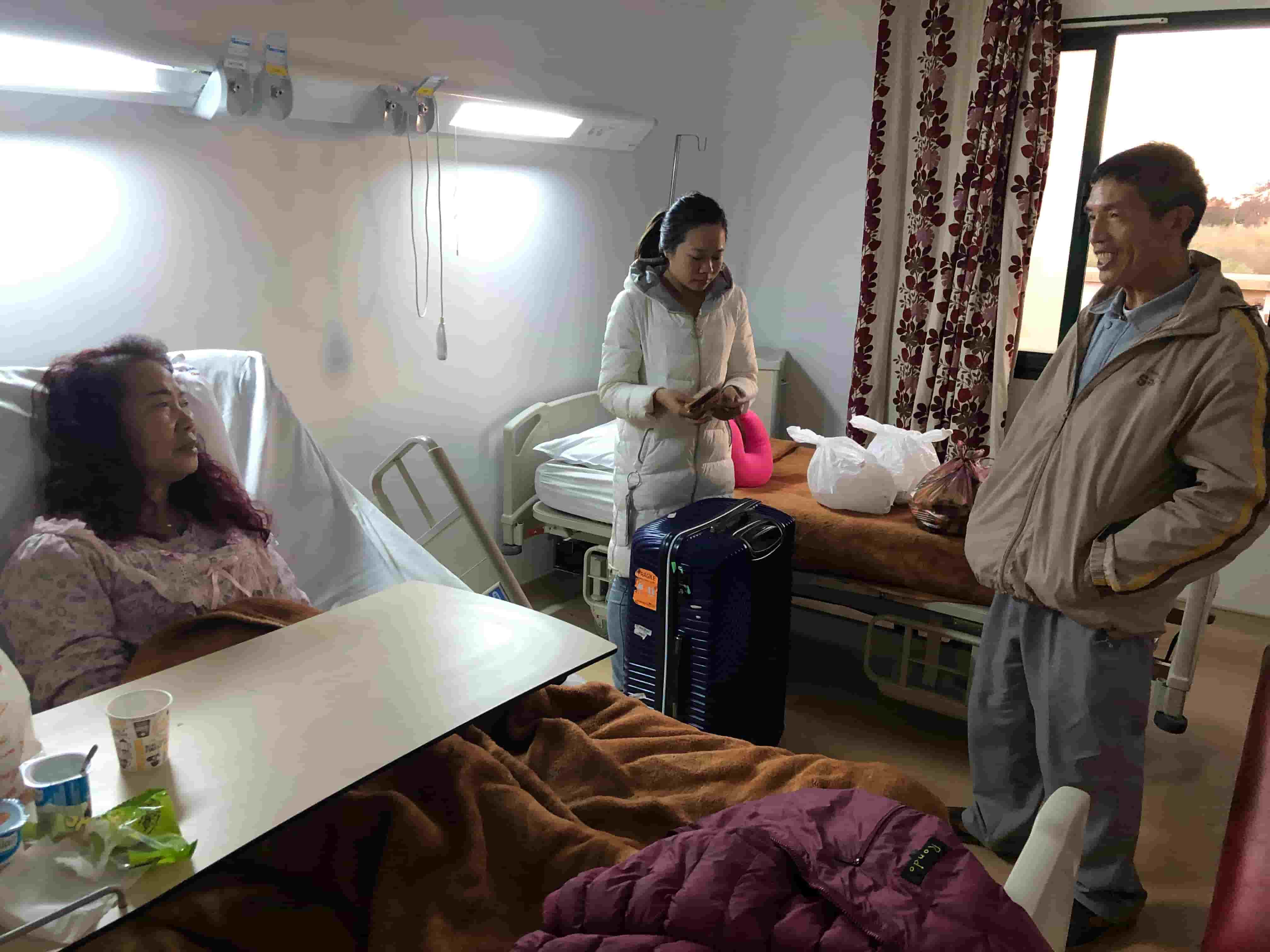 freecompress-2019年4月1日，华体官方网页版_华体(中国)突尼斯TSP项目部为中国老人提供现金和生活物资，并到医院慰问